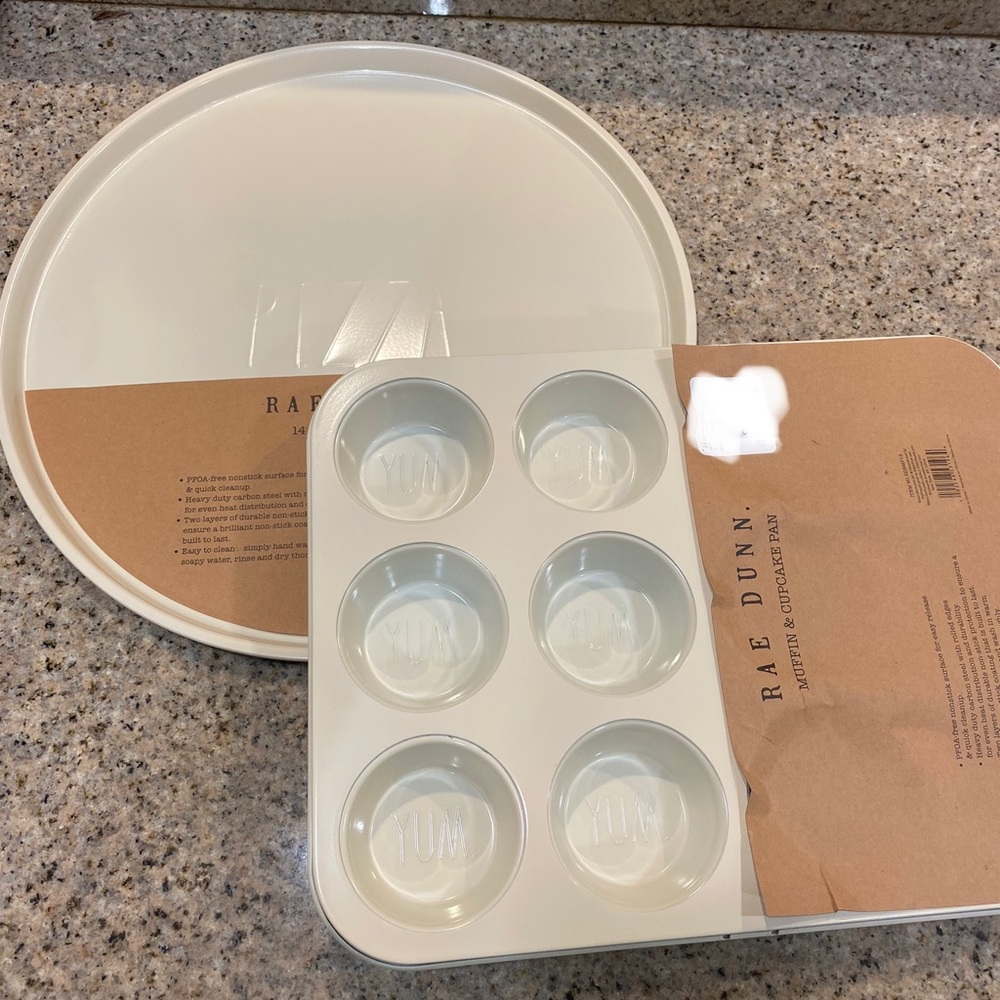 Rae Dunn 16 inch pizza and cupcake pan